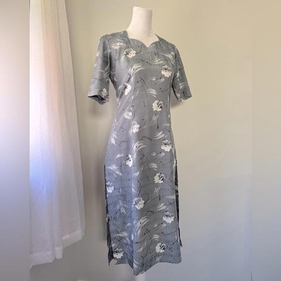 Vintage ‘70s Gray & White Floral Print Short Sleeve Midi Dress w/ Side Slits - Picture 1 of 8